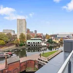 Signature Suite- City Centre, Canal View, Pool Table, Netflix Sleeps 7