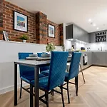 Signature Suite- City Centre, Canal View, Pool Table, Netflix Sleeps 7