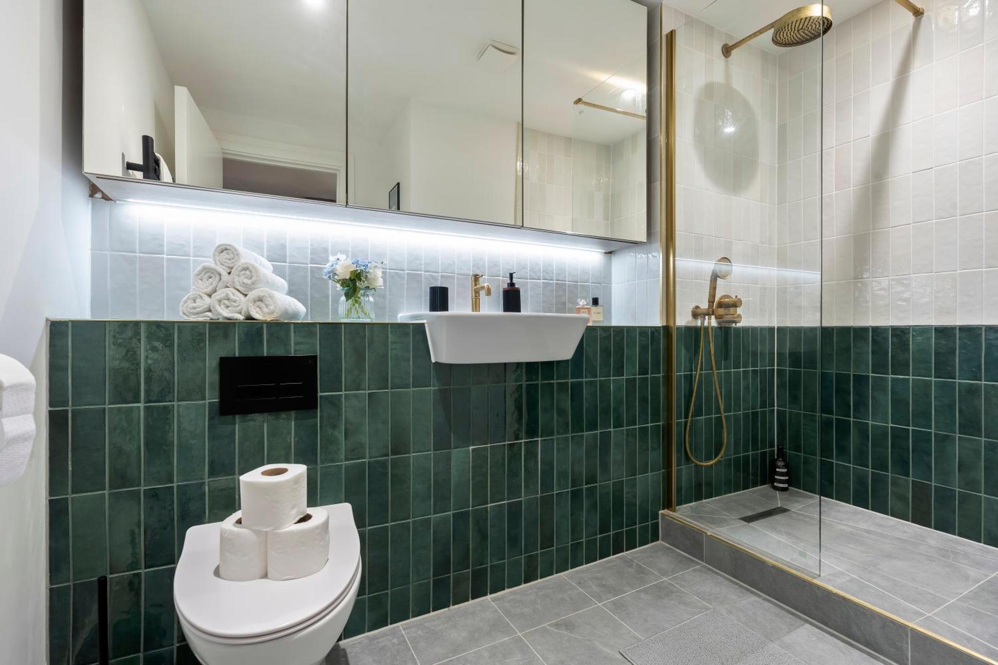The Signature Suite- Centre, Canal View, Pool Table, Netflix Sleeps 7 Apartment *