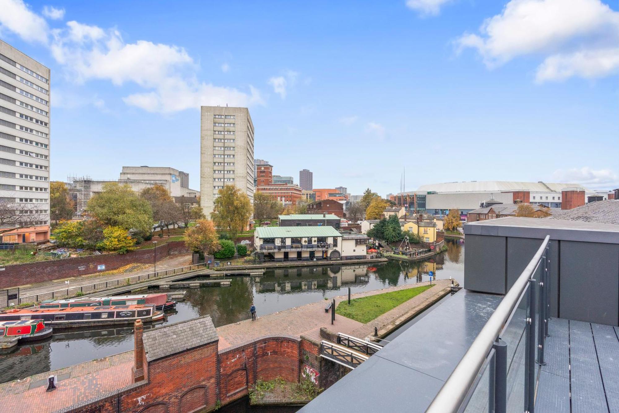 The Signature Suite- Centre, Canal View, Pool Table, Netflix Sleeps 7 *