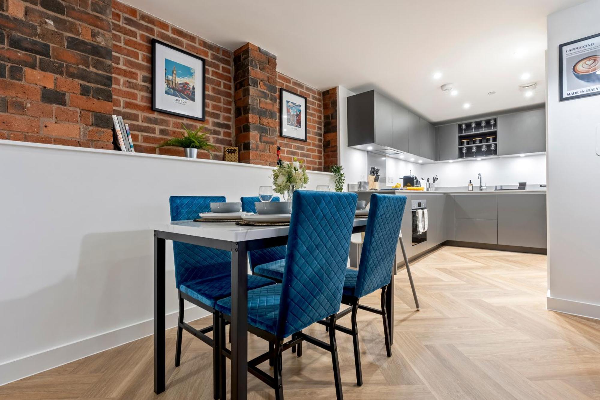 The Signature Suite- Centre, Canal View, Pool Table, Netflix Sleeps 7 *