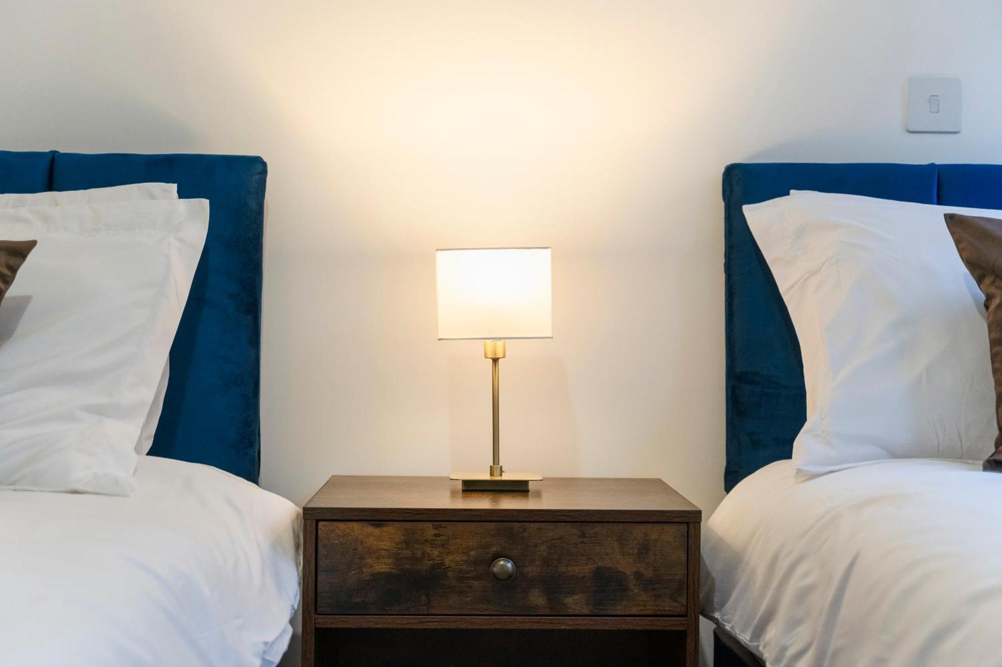 The Signature Suite- Centre, Canal View, Pool Table, Netflix Sleeps 7