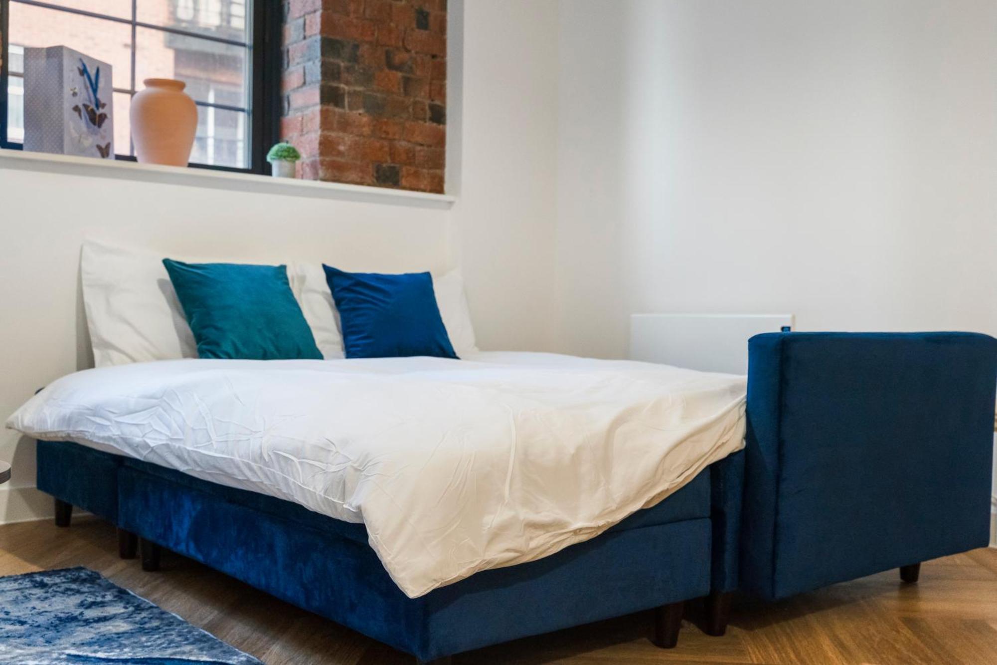 The Signature Suite- Centre, Canal View, Pool Table, Netflix Sleeps 7 Apartment