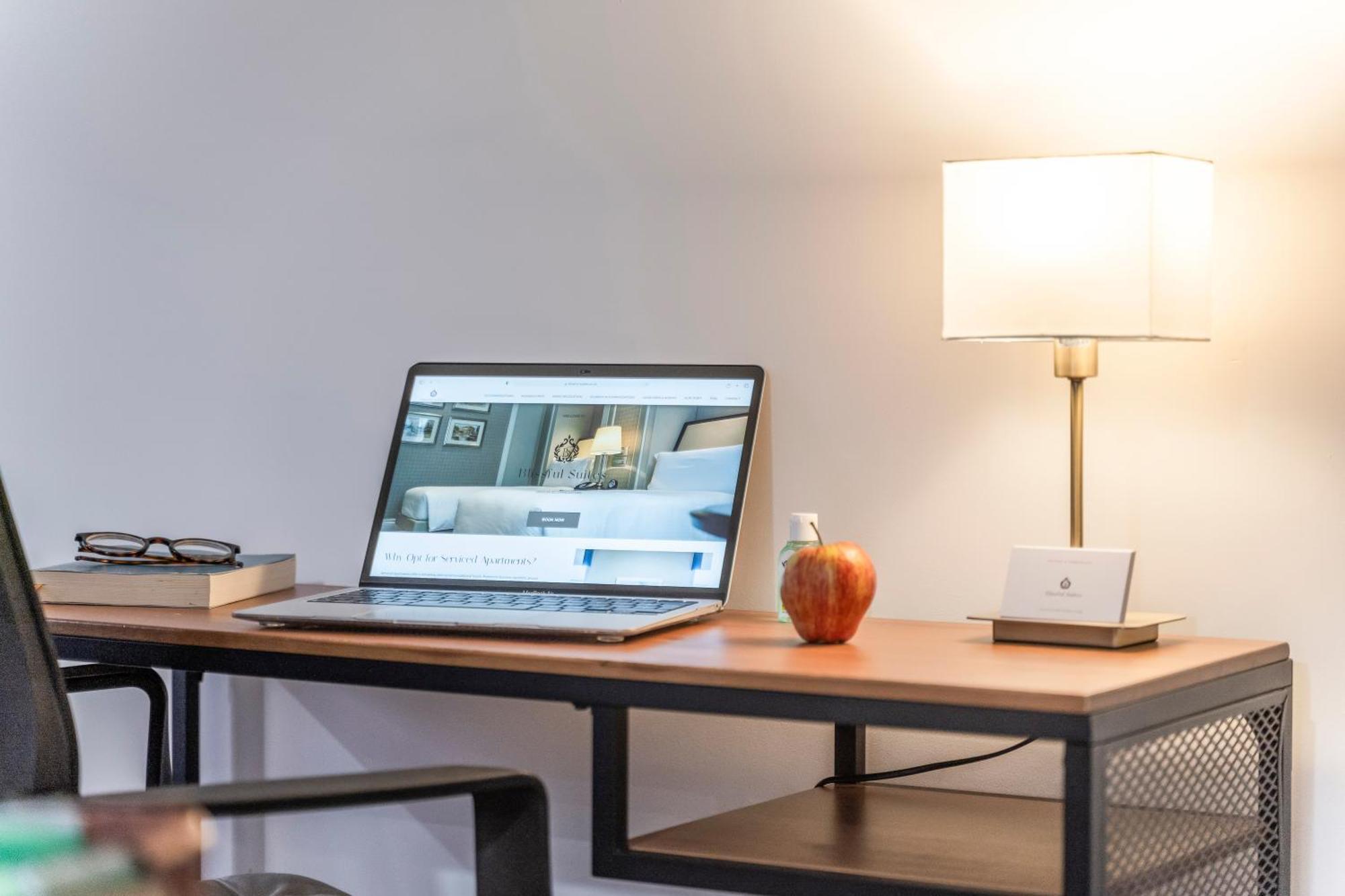 Apartment The Signature Suite- Centre, Canal View, Pool Table, Netflix Sleeps 7 Birmingham