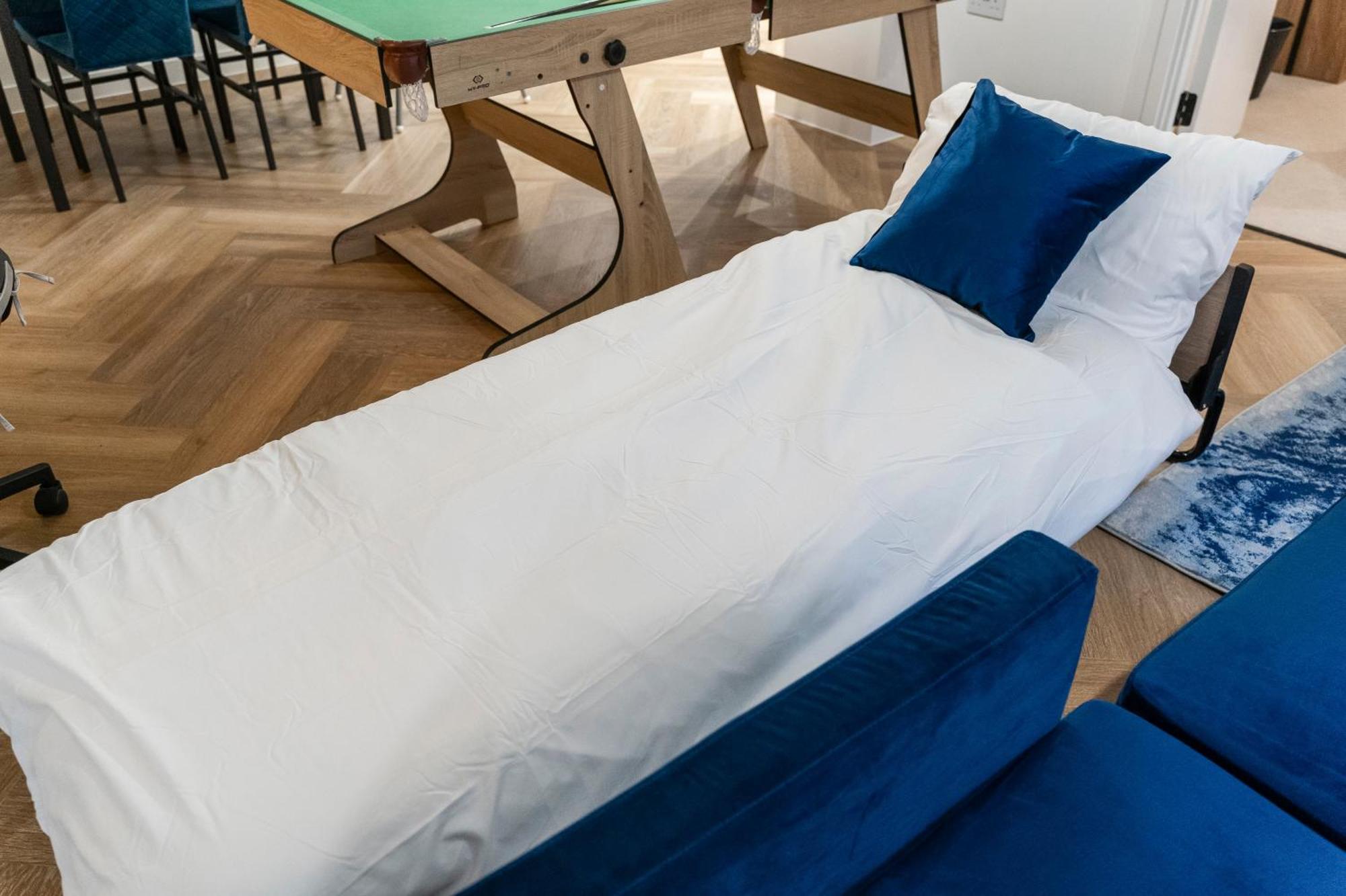The Signature Suite- Centre, Canal View, Pool Table, Netflix Sleeps 7 Apartment *