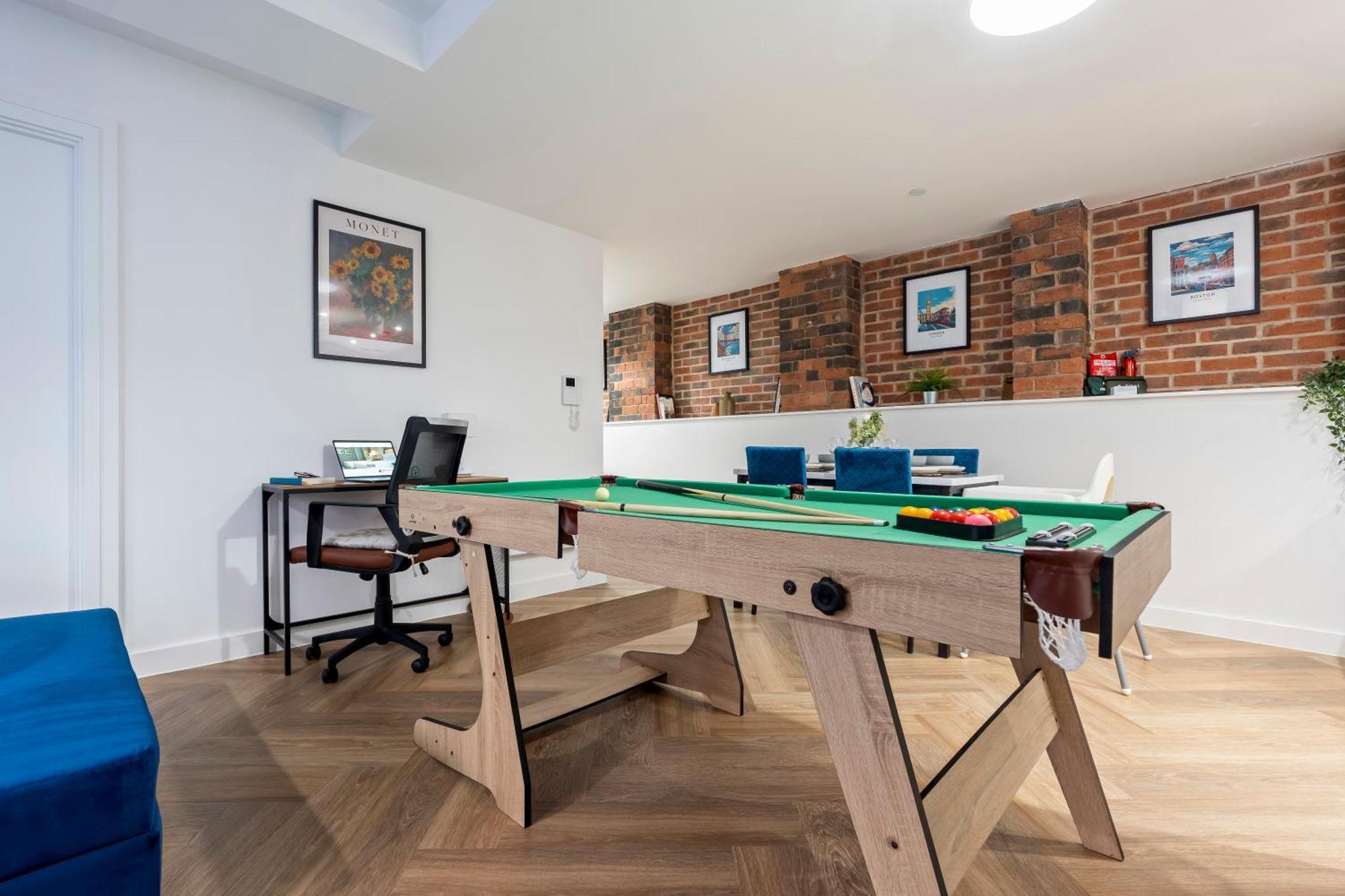 Apartment The Signature Suite- Centre, Canal View, Pool Table, Netflix Sleeps 7 Birmingham