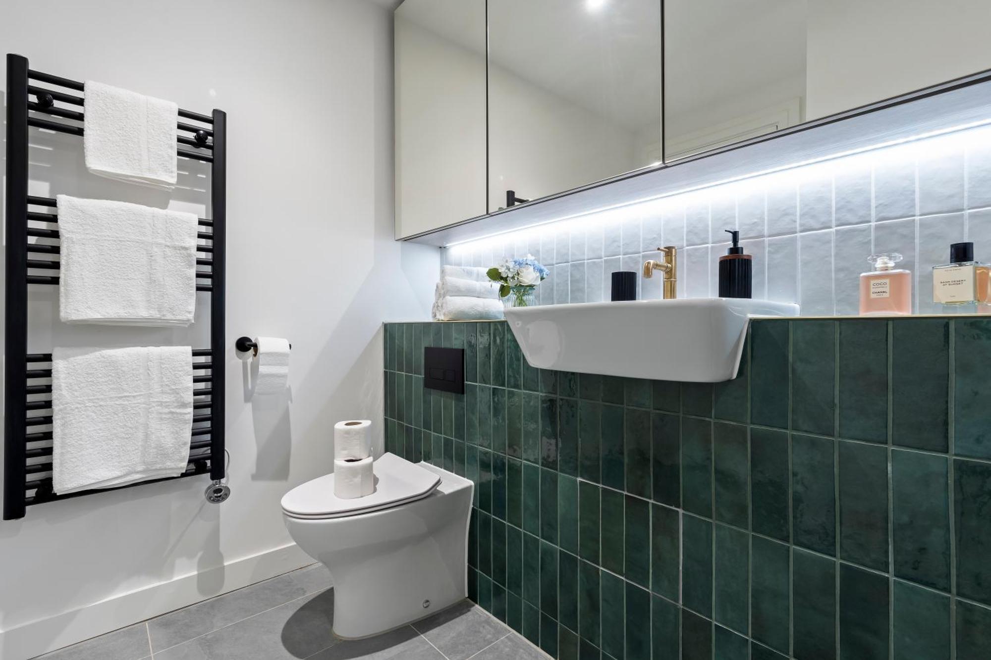The Signature Suite- Centre, Canal View, Pool Table, Netflix Sleeps 7 *