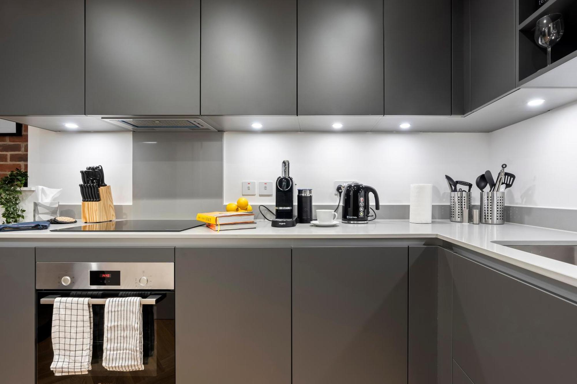 The Signature Suite- Centre, Canal View, Pool Table, Netflix Sleeps 7 Apartment