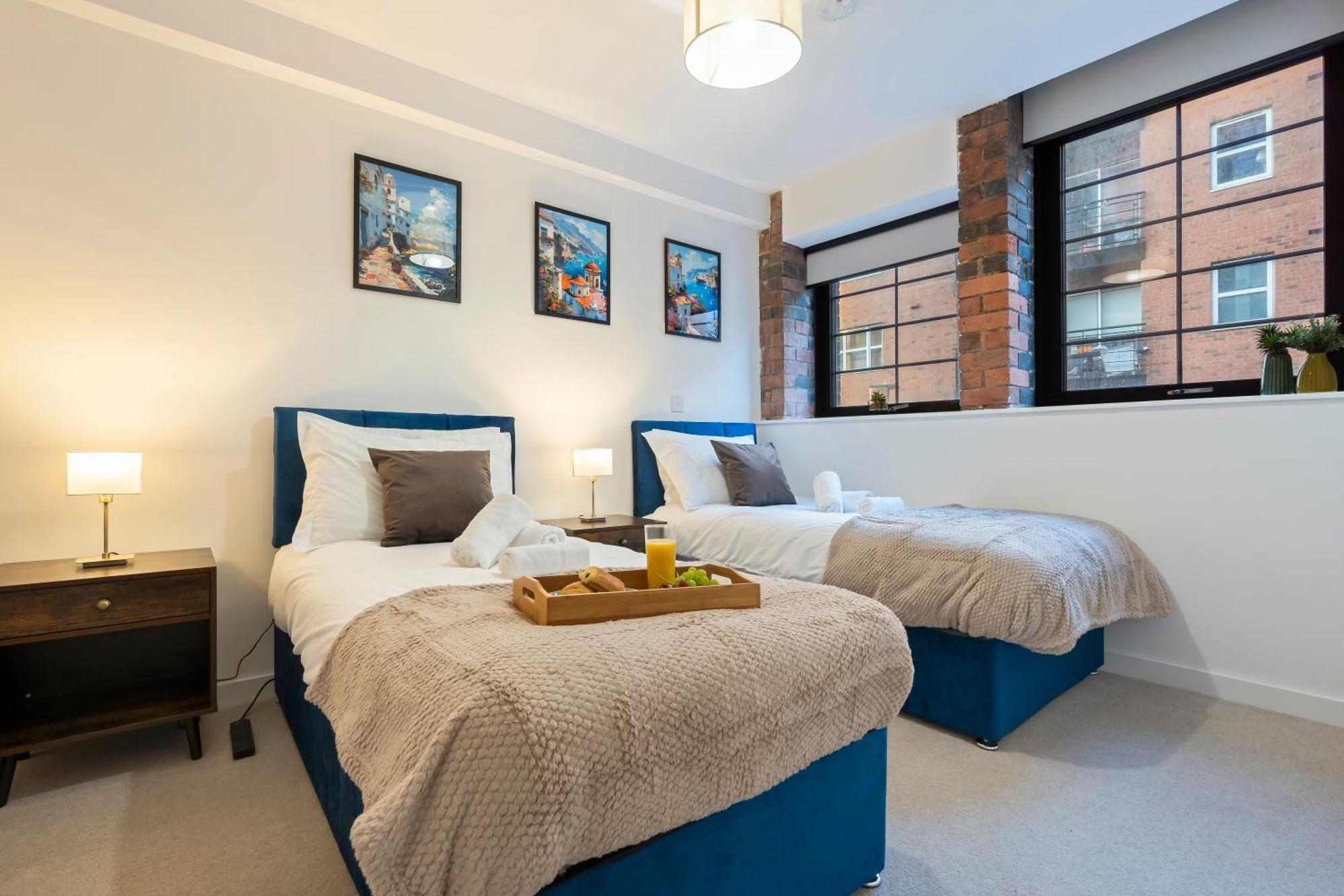The Signature Suite- Centre, Canal View, Pool Table, Netflix Sleeps 7 Apartment *