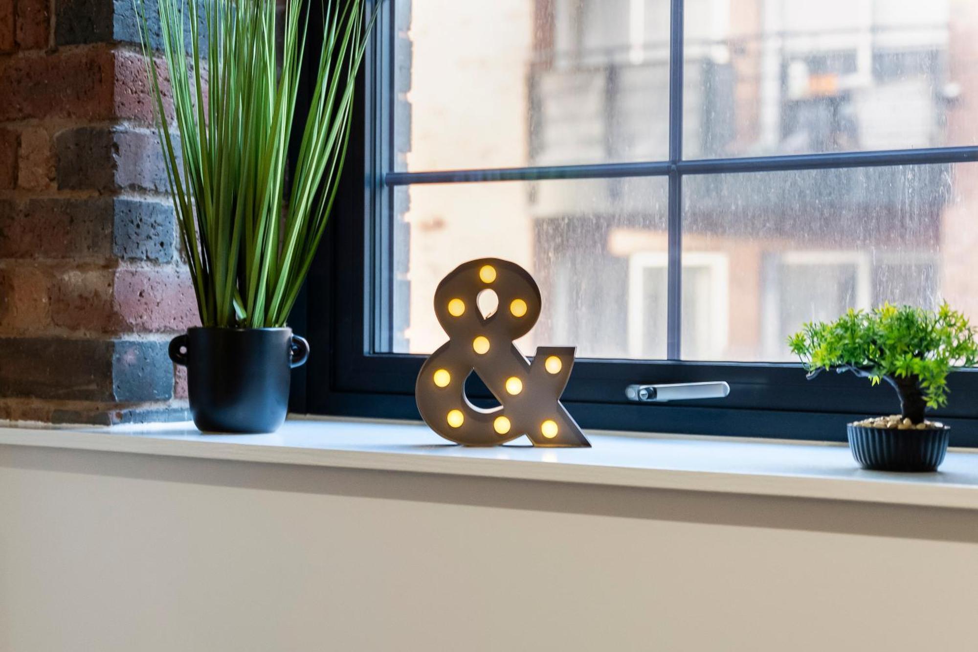 The Signature Suite- Centre, Canal View, Pool Table, Netflix Sleeps 7 *