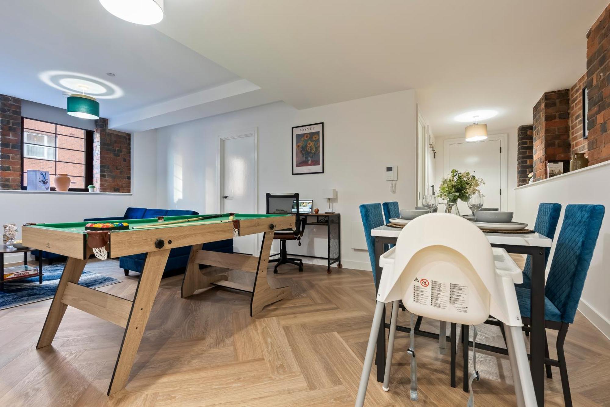 The Signature Suite- Centre, Canal View, Pool Table, Netflix Sleeps 7 Birmingham