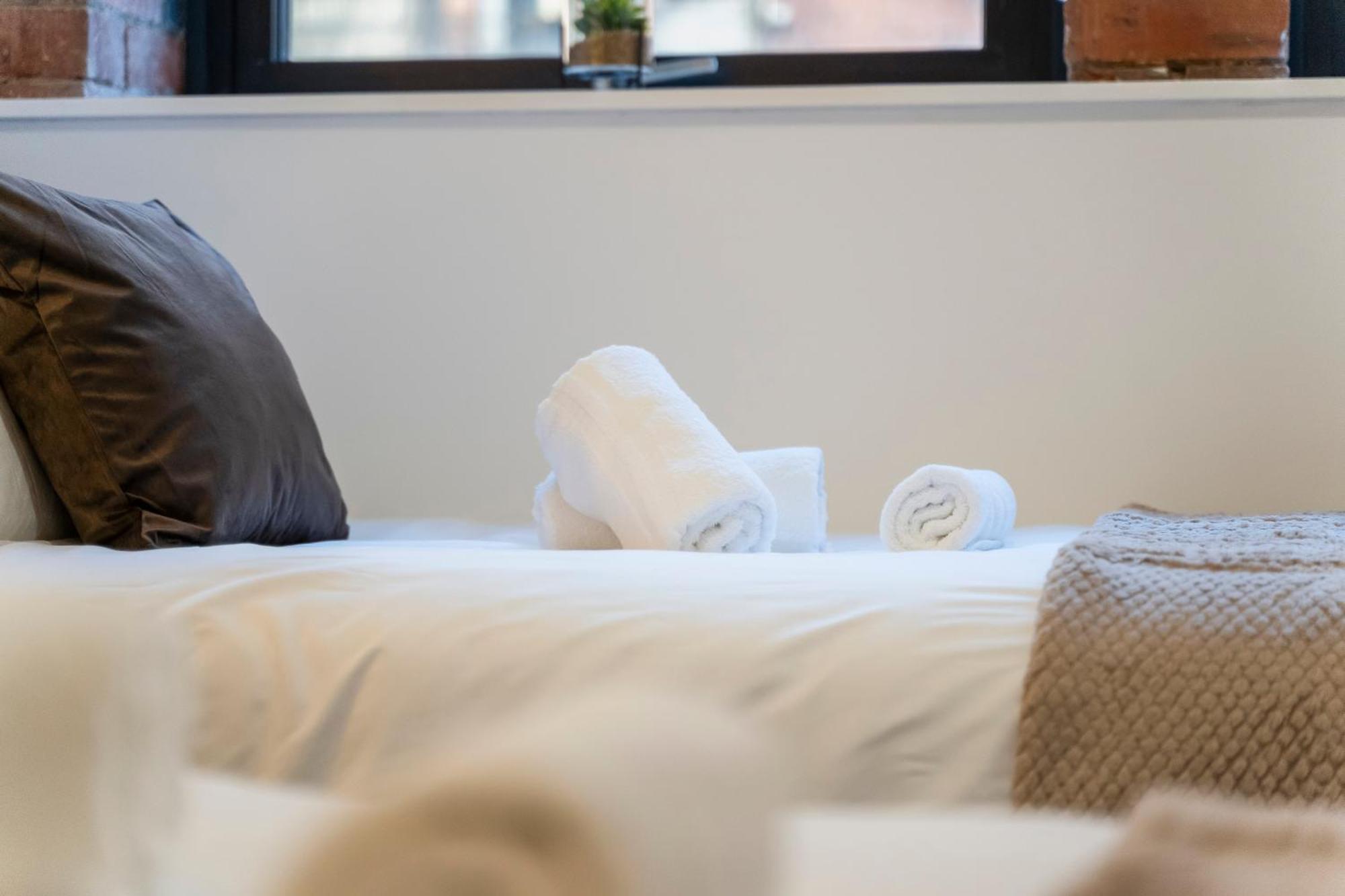 The Signature Suite- Centre, Canal View, Pool Table, Netflix Sleeps 7 Apartment Birmingham