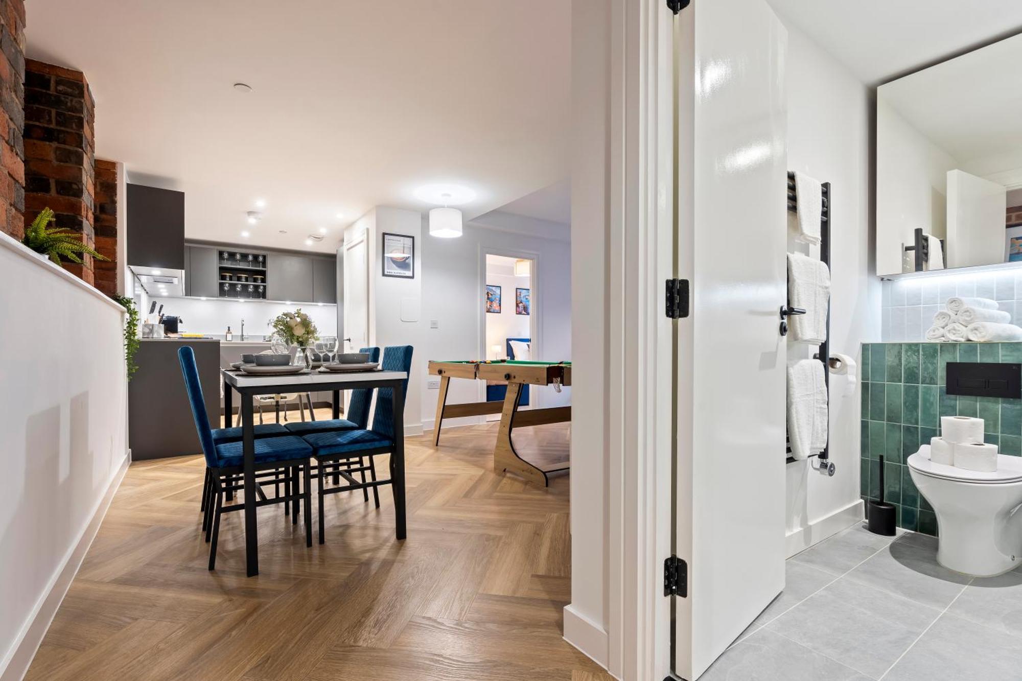 The Signature Suite- Centre, Canal View, Pool Table, Netflix Sleeps 7 Apartment *