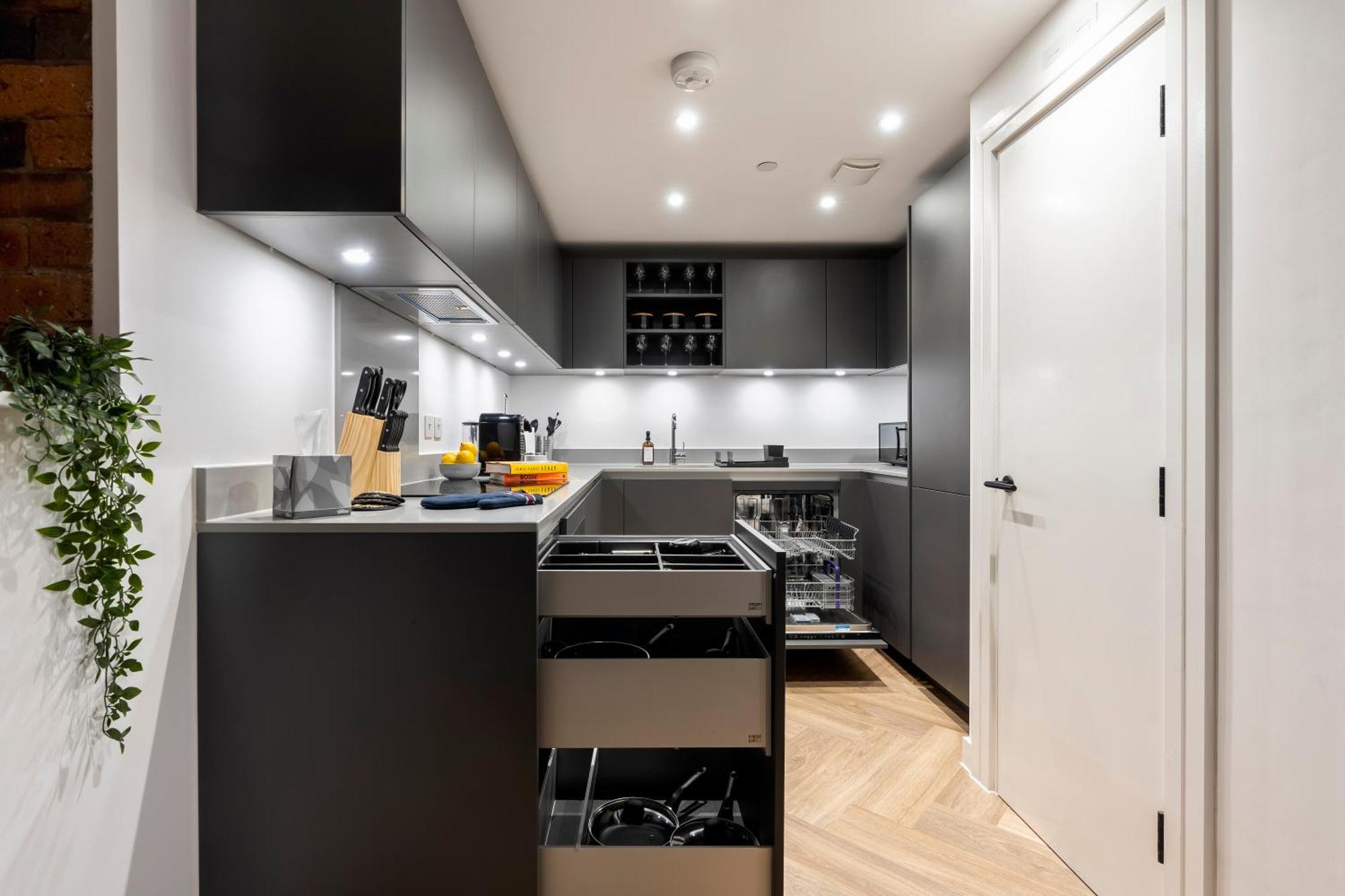 The Signature Suite- Centre, Canal View, Pool Table, Netflix Sleeps 7 * Birmingham