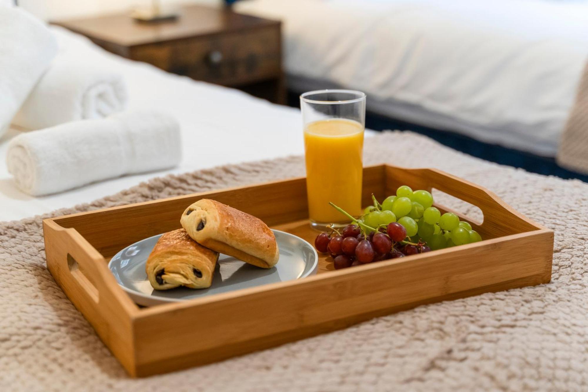 The Signature Suite- Centre, Canal View, Pool Table, Netflix Sleeps 7 Apartment